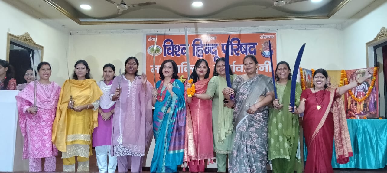 विश्व हिन्दू परिषद मातृशक्ति दुर्गा वाहिनी की ओर से आईएमए हाल में के दुर्गा अष्टमी कार्यक्रम में उपस्थित अतिथि।