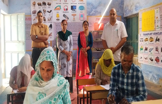 परीक्षा का निरीक्षण करते क्लस्टर हेड व नोडल अधिकारी। परीक्षा का निरीक्षण करते क्लस्टर हेड व नोडल अधिकारी।