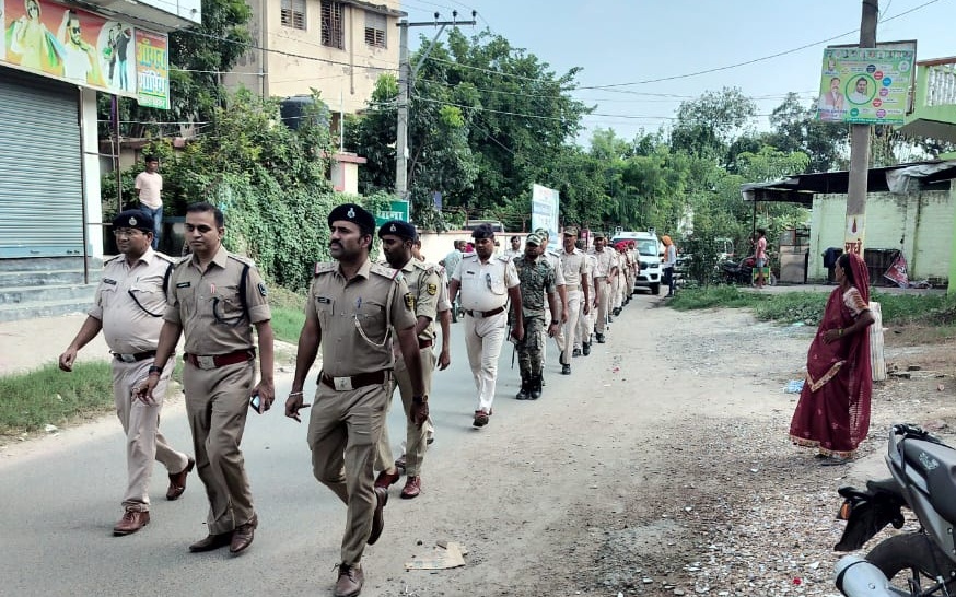 दुर्गा पूजा को लेकर अनुमंडल पुलिस पदाधिकारी के नेतृत्व में फ्लैग मार्च