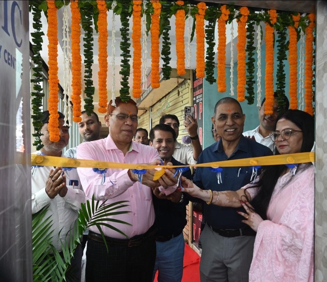 क्लीनिक के उद्घाटन के मौके पर अतिथि क्लीनिक के उद्घाटन के मौके पर अतिथि
