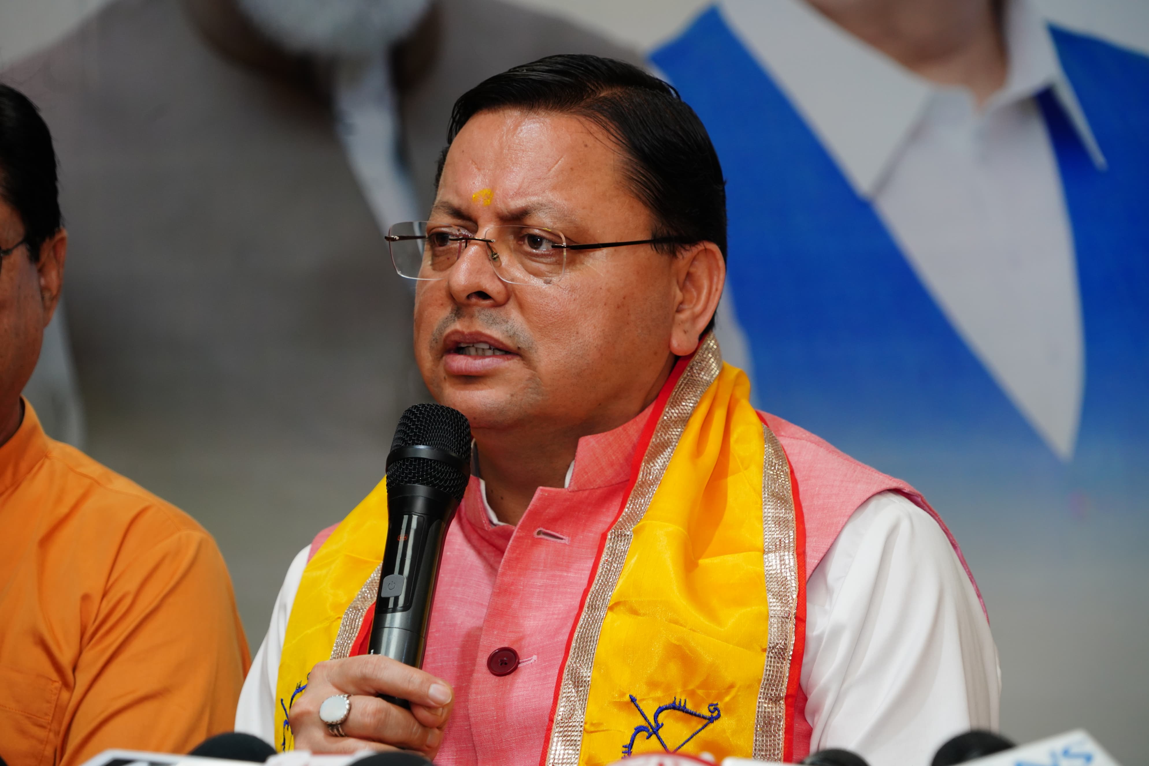 मुख्यमंत्री पुष्कर सिंह धामी भाजपा प्रदेश मुख्यालय में पत्रकारों से बातचीत करते ।