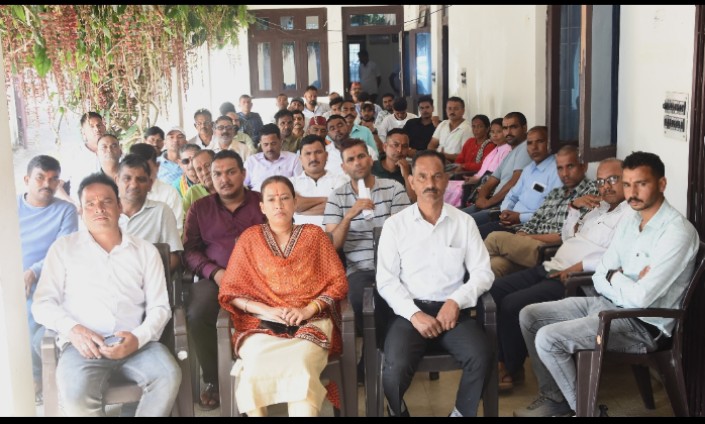 मन की बात कार्यक्रम सुनती कैबिनेट मंत्री रेखा आर्या मन की बात कार्यक्रम सुनती कैबिनेट मंत्री रेखा आर्या