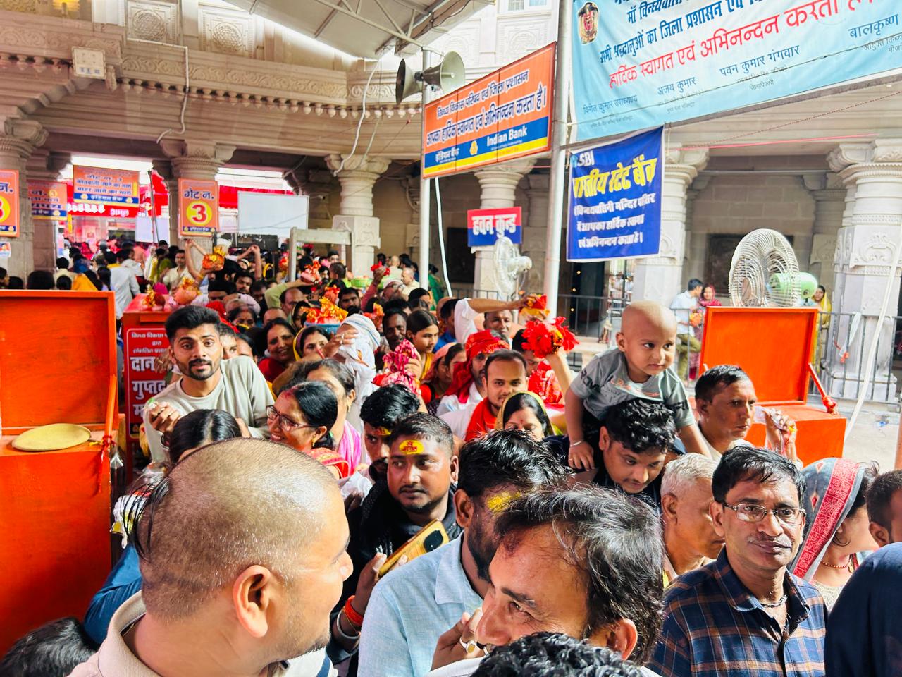 विंध्यधाम में दर्शनार्थियों की भीड़। विंध्यधाम में दर्शनार्थियों की भीड़।