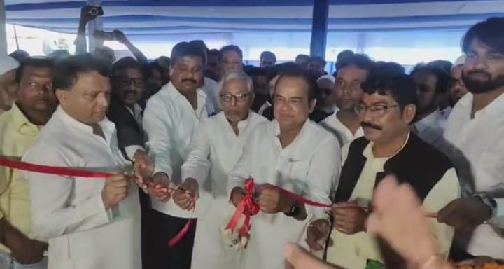 आई अस्पताल उद्घाटन करते मंत्री इरफान अंसारी समेत अन्य