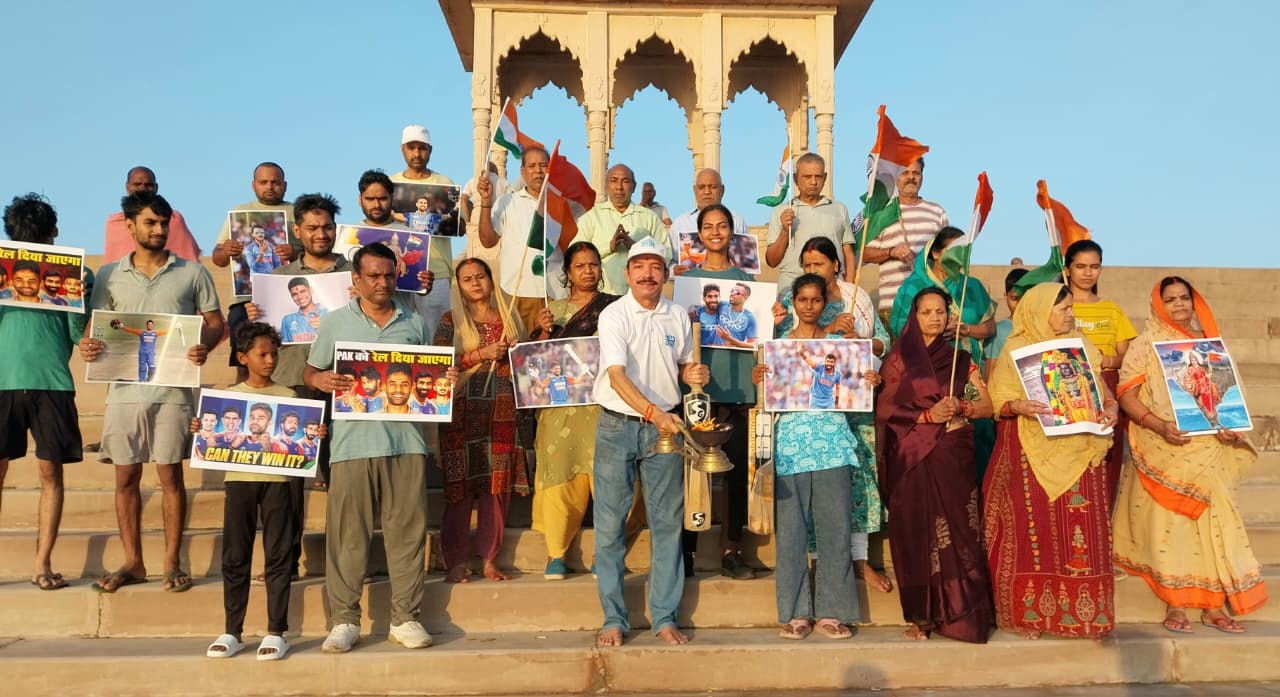 भारतीय क्रिकेट टीम की जीत के लिए मां गंगा की आरती करते युवा भारतीय क्रिकेट टीम की जीत के लिए मां गंगा की आरती करते युवा