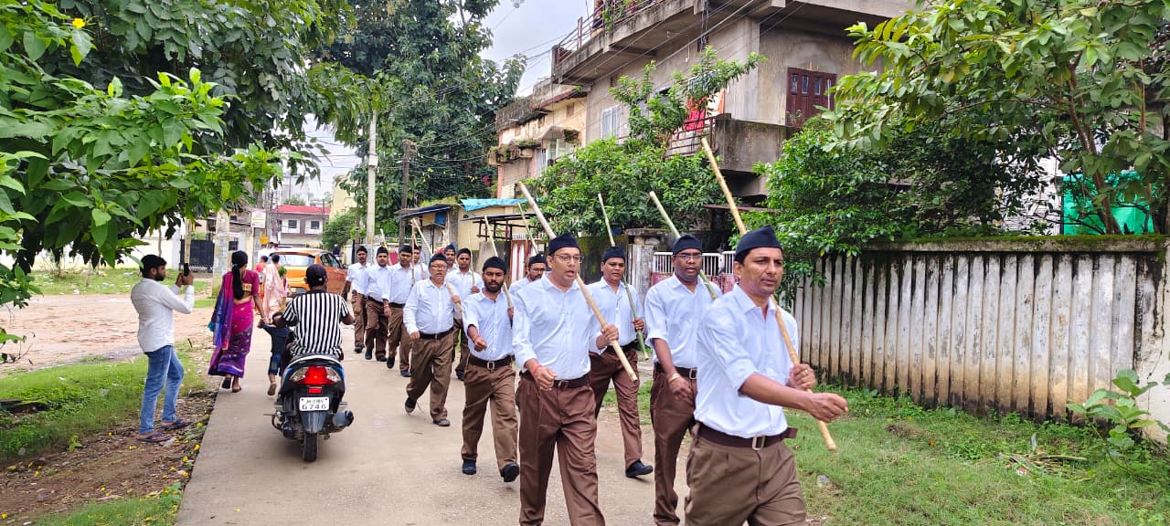 पथ संचलन करते स्वयंसेवक