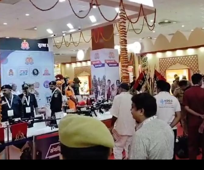 फायर डिपार्टमेंट का हाई-टेक स्टॉल बना आकर्षण, रोबोट से लेकर स्मार्ट कैमरे तक ने खींचा ध्यान फायर डिपार्टमेंट का हाई-टेक स्टॉल बना आकर्षण, रोबोट से लेकर स्मार्ट कैमरे तक ने खींचा ध्यान