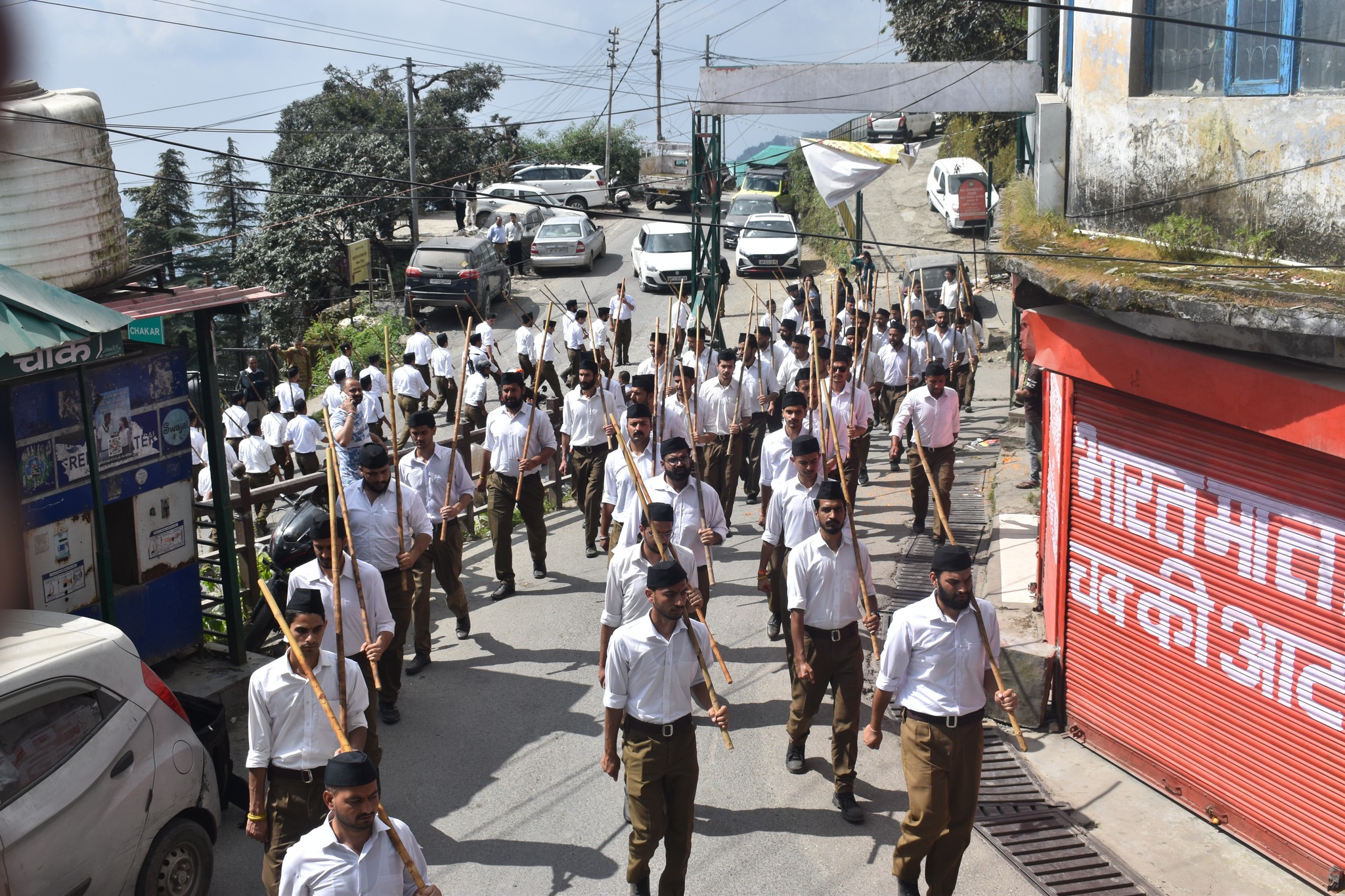 शिमला में राष्ट्रीय स्वयंसेवक संघ के शताब्दी वर्ष और विजयदशमी पर्व के उपलक्ष में पथ संचलन करते स्‍वंयसेवक।