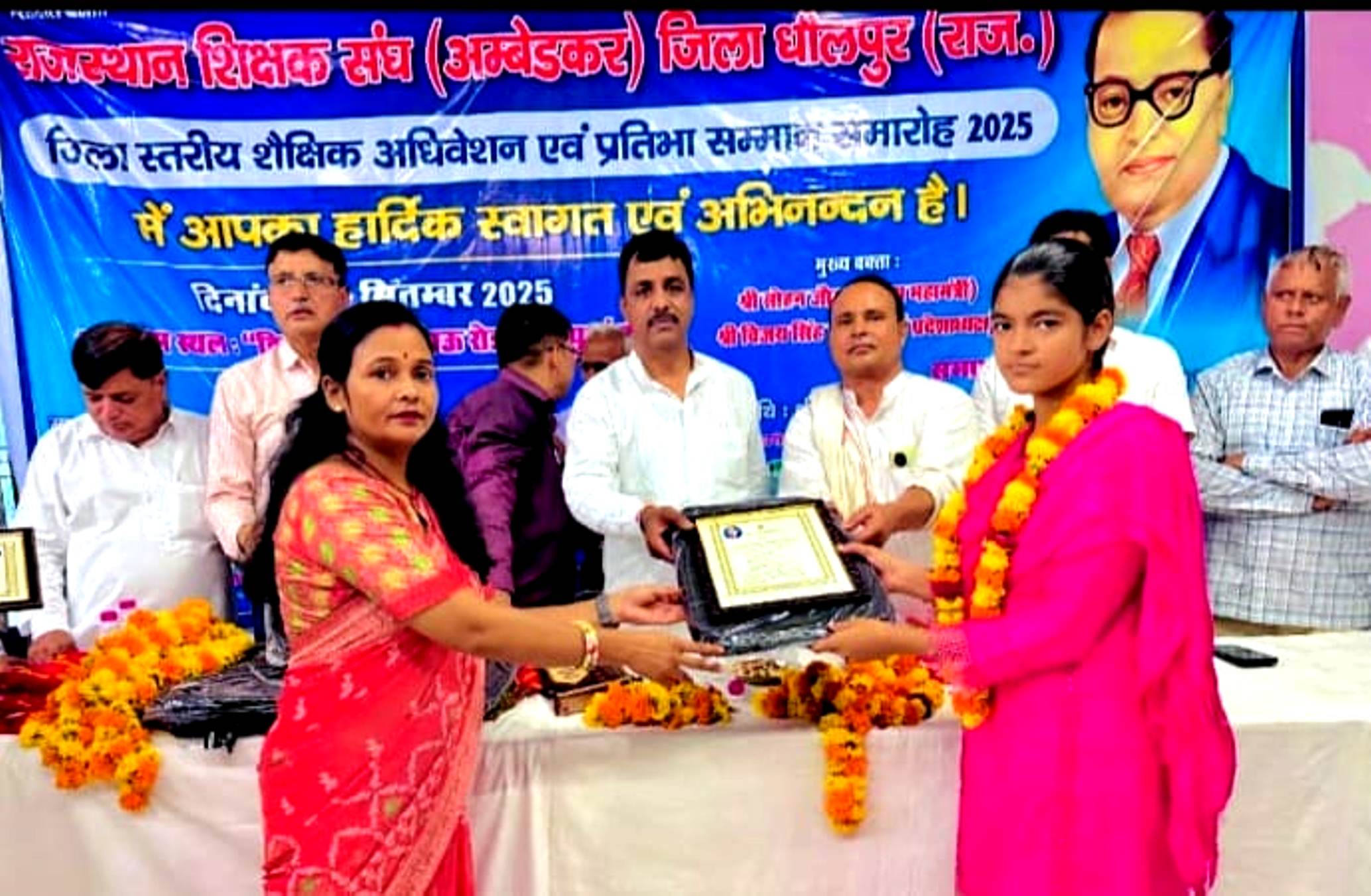 शिक्षक राष्ट्र एवं समाज का निर्माता : डाॅ. कुशवाह शिक्षक राष्ट्र एवं समाज का निर्माता : डाॅ. कुशवाह