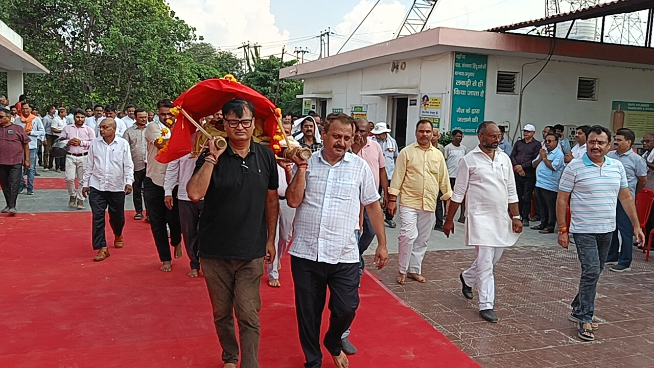 प्रो. सिंह के राजेंद्र नगर स्थित आवास पर पहुंचे सीएम योगी, पार्थिव शरीर पर पुष्प चक्र अर्पित कर किया नमन* प्रो. सिंह के राजेंद्र नगर स्थित आवास पर पहुंचे सीएम योगी, पार्थिव शरीर पर पुष्प चक्र अर्पित कर किया नमन*