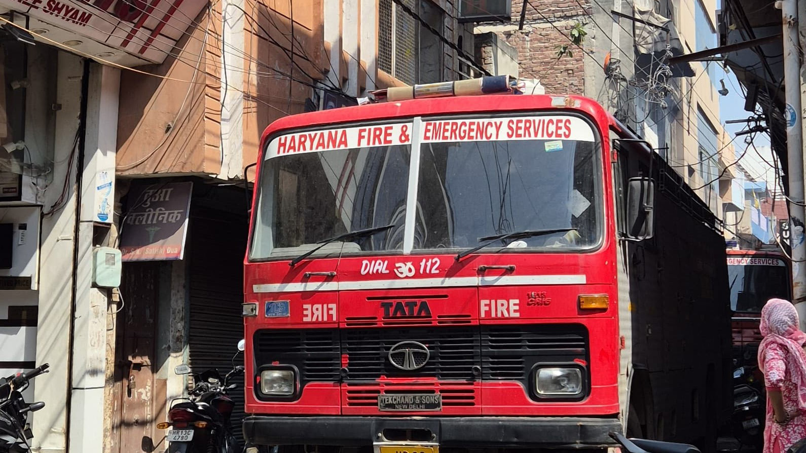 आग बुझाने के लिए मौके पर खड़ी दमकल विभाग की गाड़ी। आग बुझाने के लिए मौके पर खड़ी दमकल विभाग की गाड़ी।