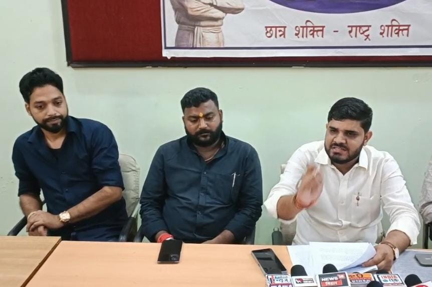 प्रेस वार्ता करते एबीवीपी कार्यकर्ता प्रेस वार्ता करते एबीवीपी कार्यकर्ता