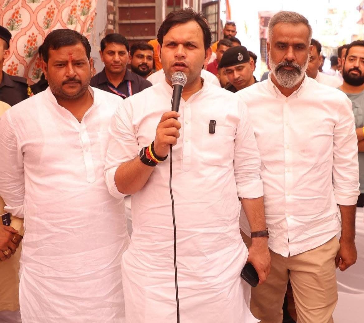खेल मंत्री गौरव गौतम मन की बात कार्यक्रम में उपस्थित लोगों को संबोधित करते हुए खेल मंत्री गौरव गौतम मन की बात कार्यक्रम में उपस्थित लोगों को संबोधित करते हुए