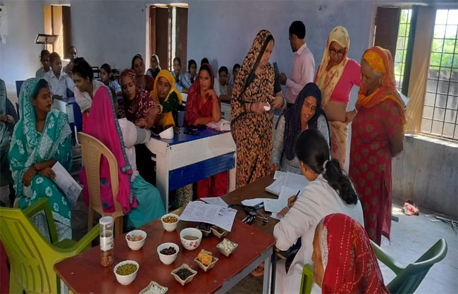 शिविर में स्वास्थ्य जांच के लिए पंजीकरण करवाती महिलाएं।