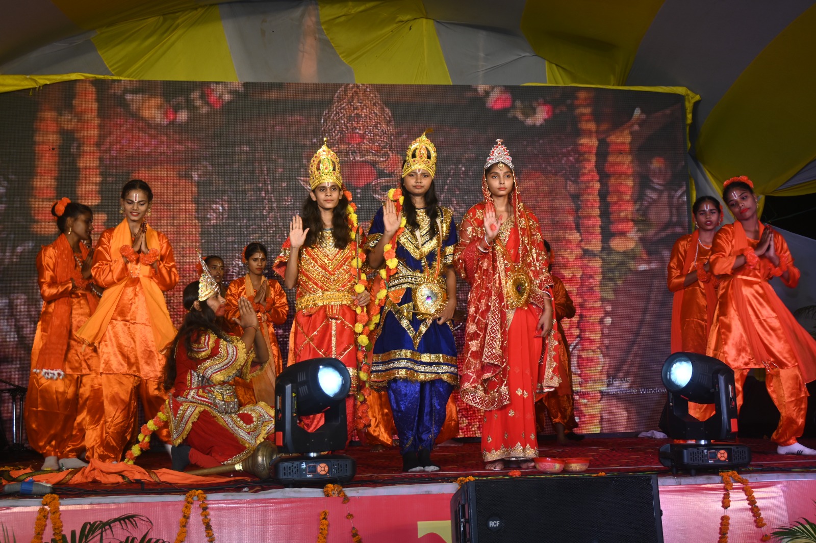 रामायण पर आधारित नृत्य-नाटिका और देवी स्तुति पर नृत्य करती छात्राएं। रामायण पर आधारित नृत्य-नाटिका और देवी स्तुति पर नृत्य करती छात्राएं।