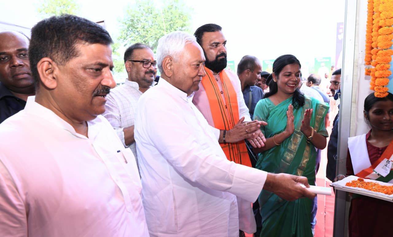 बिहार के वैशाली में विभिन्न योजनाओं का शिलान्यास-उद्धाटन के दौरान सीएम नीतीश बिहार के वैशाली में विभिन्न योजनाओं का शिलान्यास-उद्धाटन के दौरान सीएम नीतीश