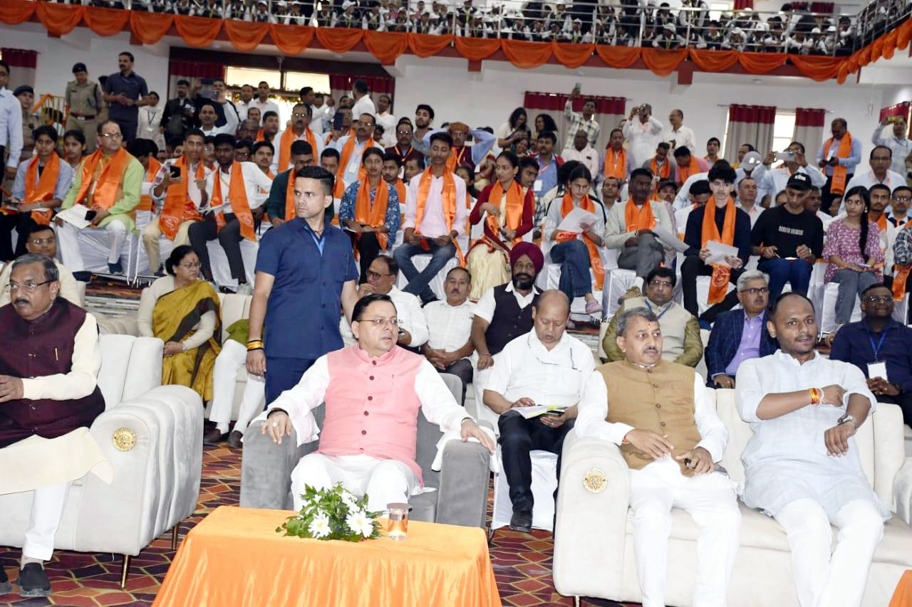 सरस्वती विहार में प्रधानमंत्री मोदी के मन की बात कार्यक्रम को सुनते मुख्यमंत्री पुष्कर सिंह धामी। सरस्वती विहार में प्रधानमंत्री मोदी के मन की बात कार्यक्रम को सुनते मुख्यमंत्री पुष्कर सिंह धामी।