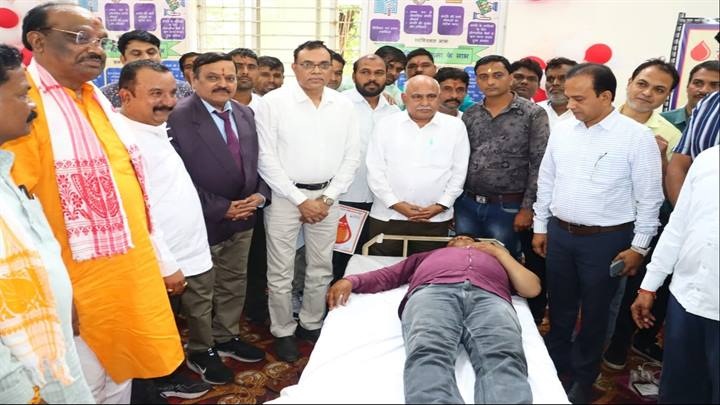 ग्राम रोजगार सहायकों द्वारा आयोजित विशाल रक्तदान शिविर