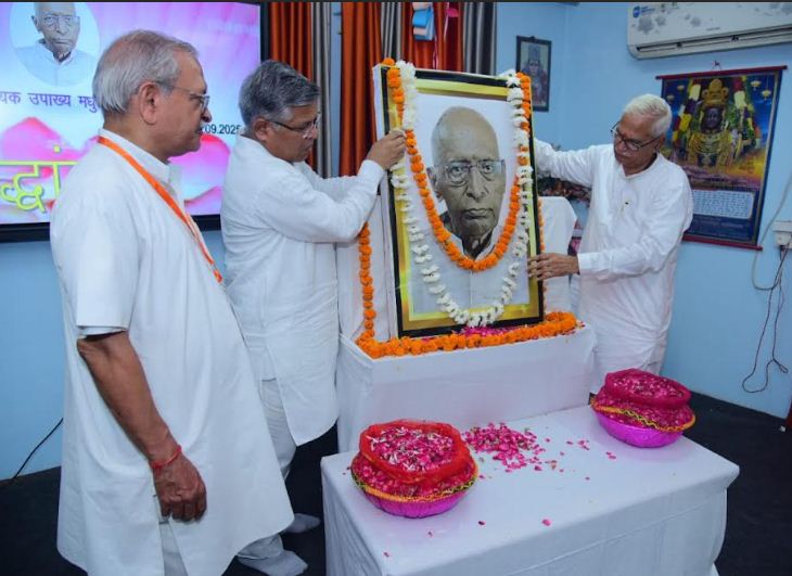 मधुभाई के चित्र पर माल्यार्पण करते प्रान्त प्रचारक कौशल व स्वान्त रंजन मधुभाई के चित्र पर माल्यार्पण करते प्रान्त प्रचारक कौशल व स्वान्त रंजन