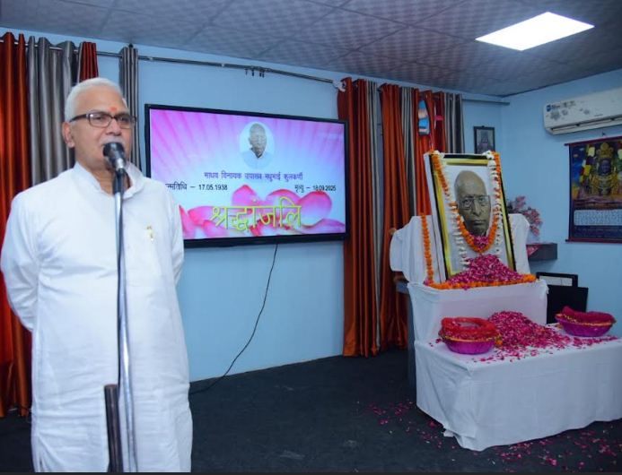 श्रद्धांजलि सभा को संबोधित करते स्वान्त रंजन श्रद्धांजलि सभा को संबोधित करते स्वान्त रंजन