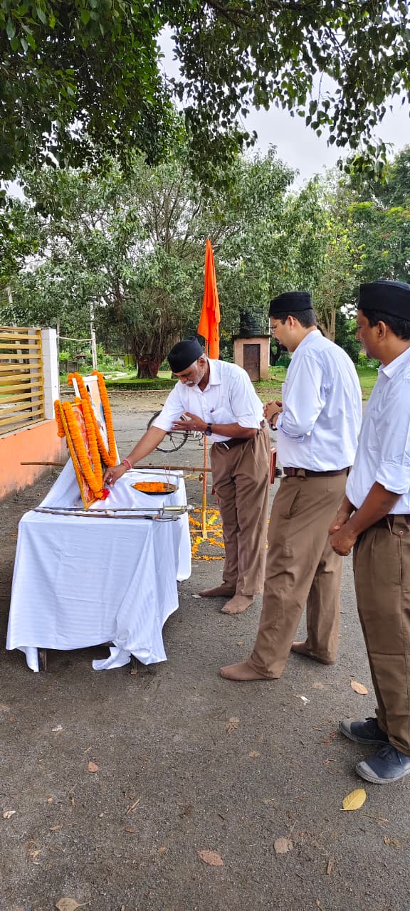 कार्यक्रम में श्रद्धांजलि अर्पित करते हुए