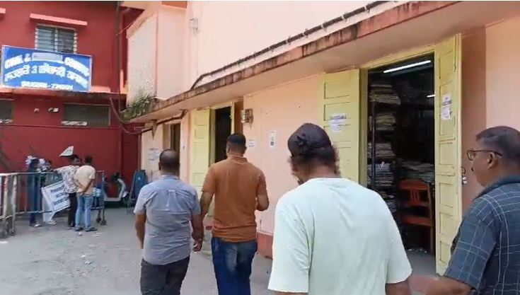 गिरफ्तार आरोपित को ले जाती पुलिस गिरफ्तार आरोपित को ले जाती पुलिस