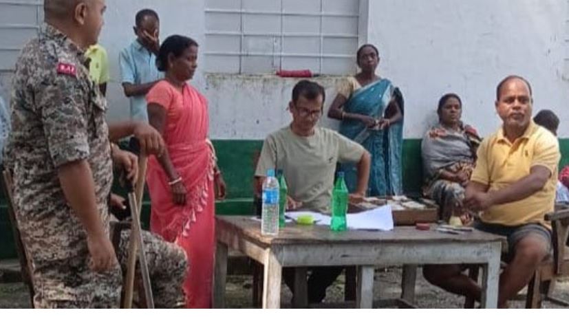 कड़ी पुलिस सुरक्षा के बीच दस प्रतिशत बोनस देते नागेश्वरी चाय बागान प्रबंधक