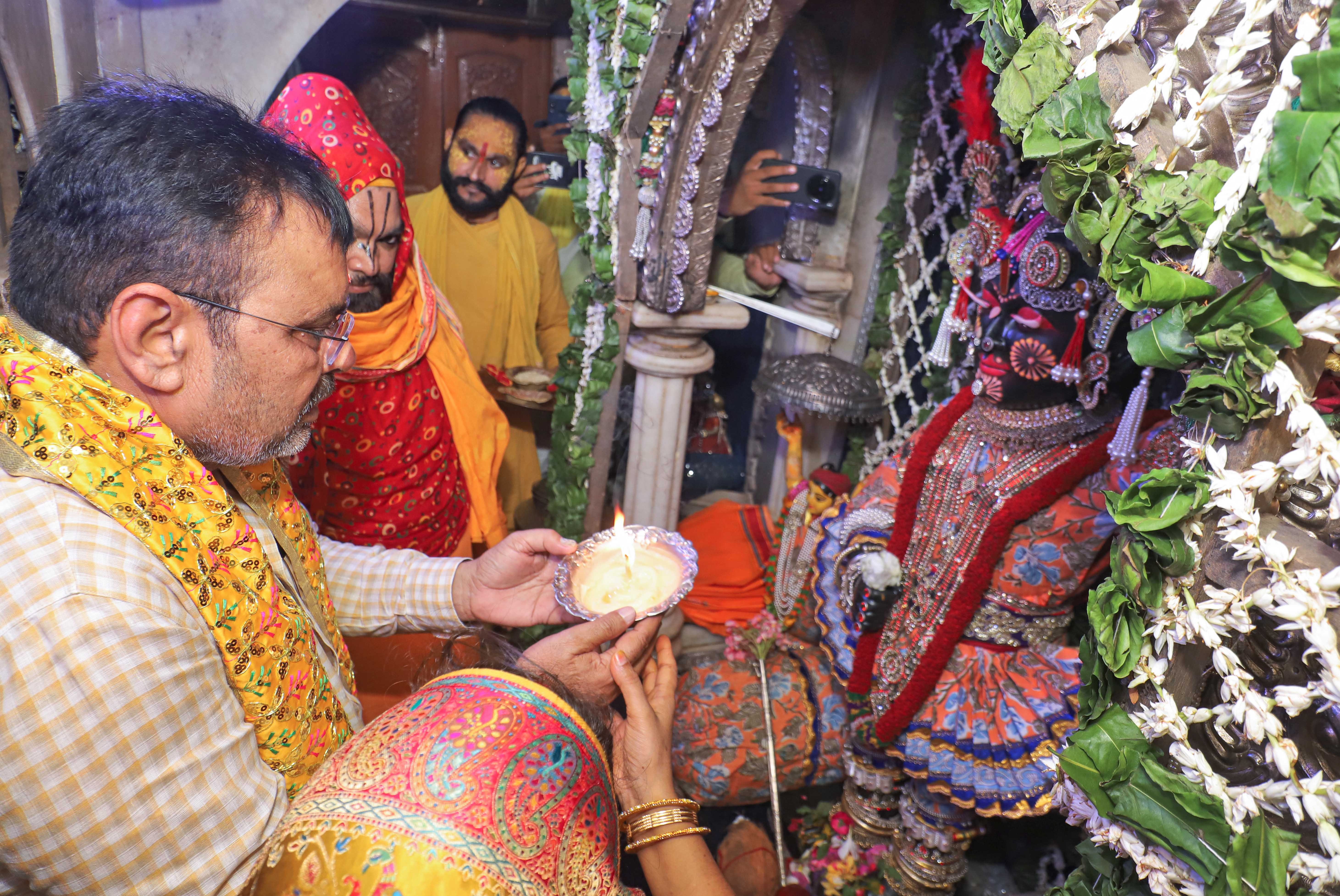 मुख्यमंत्री ने पूंछरी स्थित श्रीनाथ जी मंदिर में की पूजा—अर्चना मुख्यमंत्री ने पूंछरी स्थित श्रीनाथ जी मंदिर में की पूजा—अर्चना