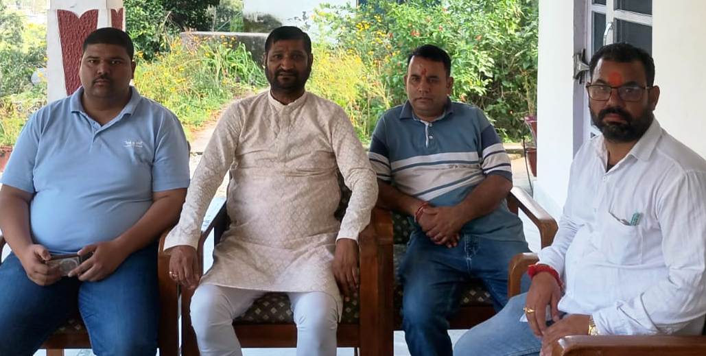 कर्णप्रयाग में पत्रकारों से बातचीत करते हुए विधायक अनिल नौटियाल। कर्णप्रयाग में पत्रकारों से बातचीत करते हुए विधायक अनिल नौटियाल।