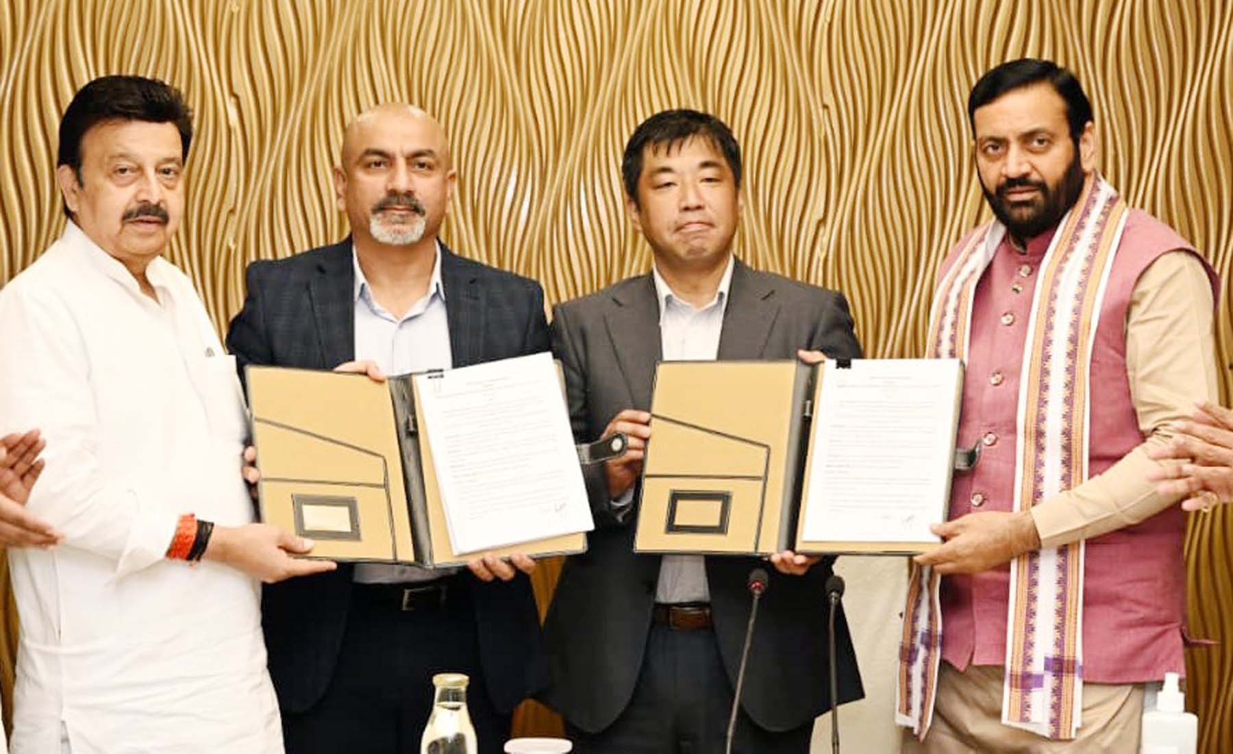 गुरुग्राम में होंडा कंपनी के अधिकारियों के साथ एमओयू साइन के बाद फाइलों का आदान-प्रदान करते मुख्यमंत्री नायब सिंह सैनी व मंत्री राव नरबीर सिंह।