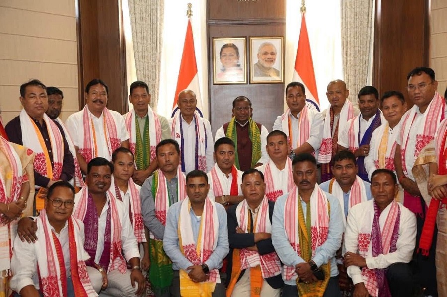 असमः राजभवन में राज्यपाल एवं बीपीएफ प्रमुख हग्रामा मोहिलारी के साथ बीटीसी के चुनाव में नवनिर्वाचित बीपीएफ के प्रतिनिधि