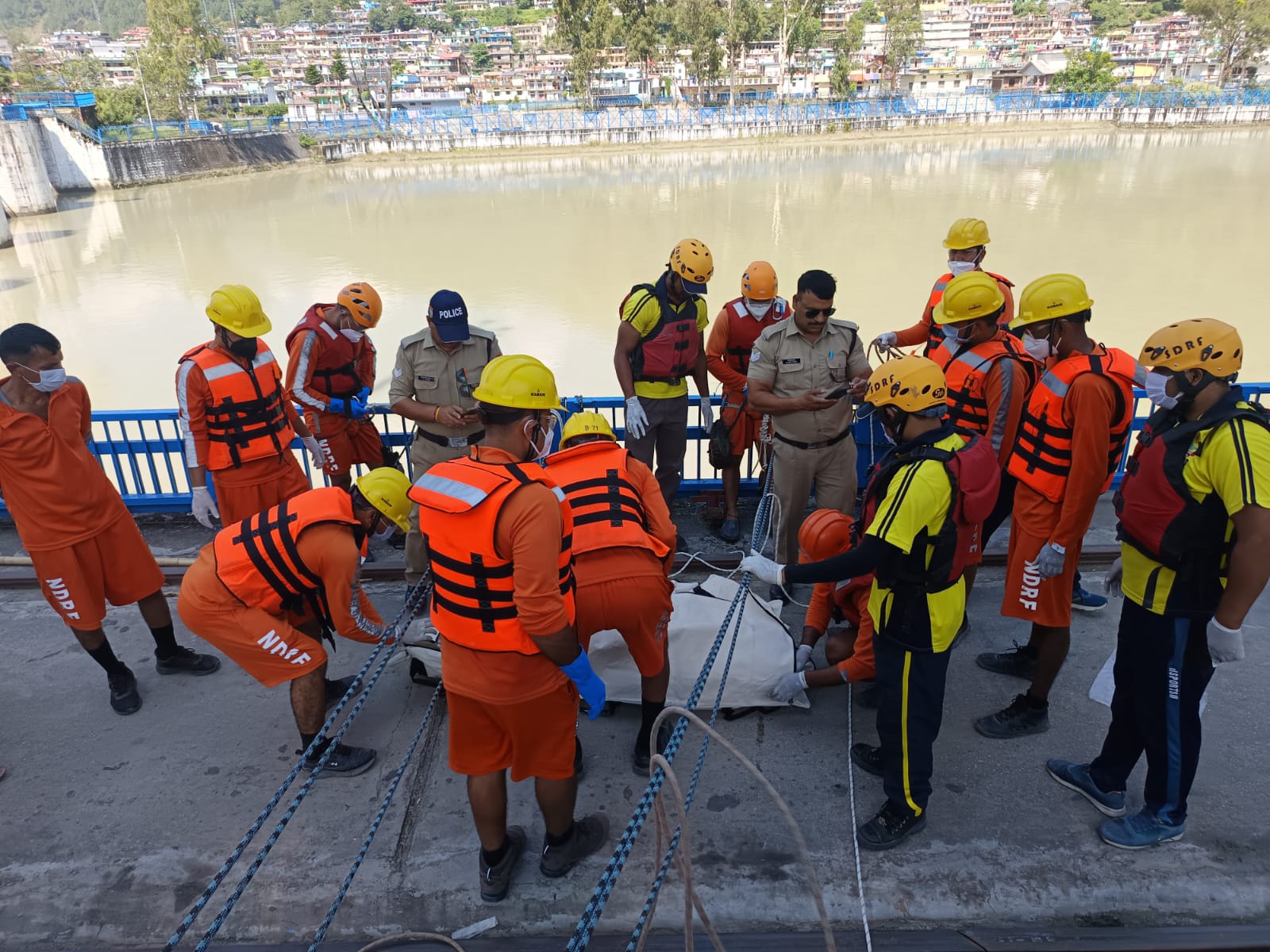 एसडीआरएफ, पुलिस और आपदा प्रबंधन की संयुक्त टीम ढूंढा शव एसडीआरएफ, पुलिस और आपदा प्रबंधन की संयुक्त टीम ढूंढा शव