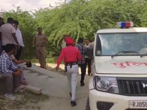पुलिस ने मकान पर दबिश दी पुलिस ने मकान पर दबिश दी