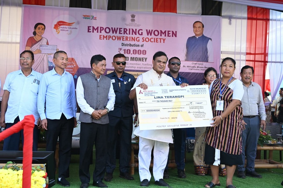मुख्यमंत्री डॉ हिमंत बिस्व सरमा महिला सबलीकरण अभियान के तहत चेक वितरण करते हुए।