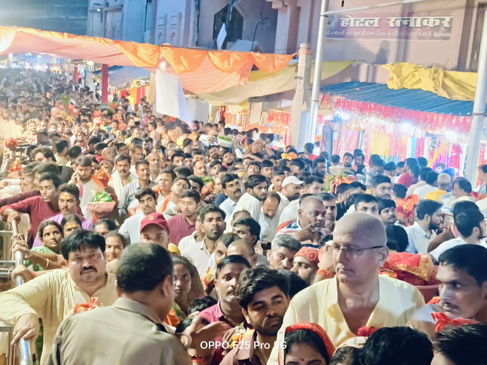 विंध्यधाम में दर्शनार्थियों की भीड़। विंध्यधाम में दर्शनार्थियों की भीड़।