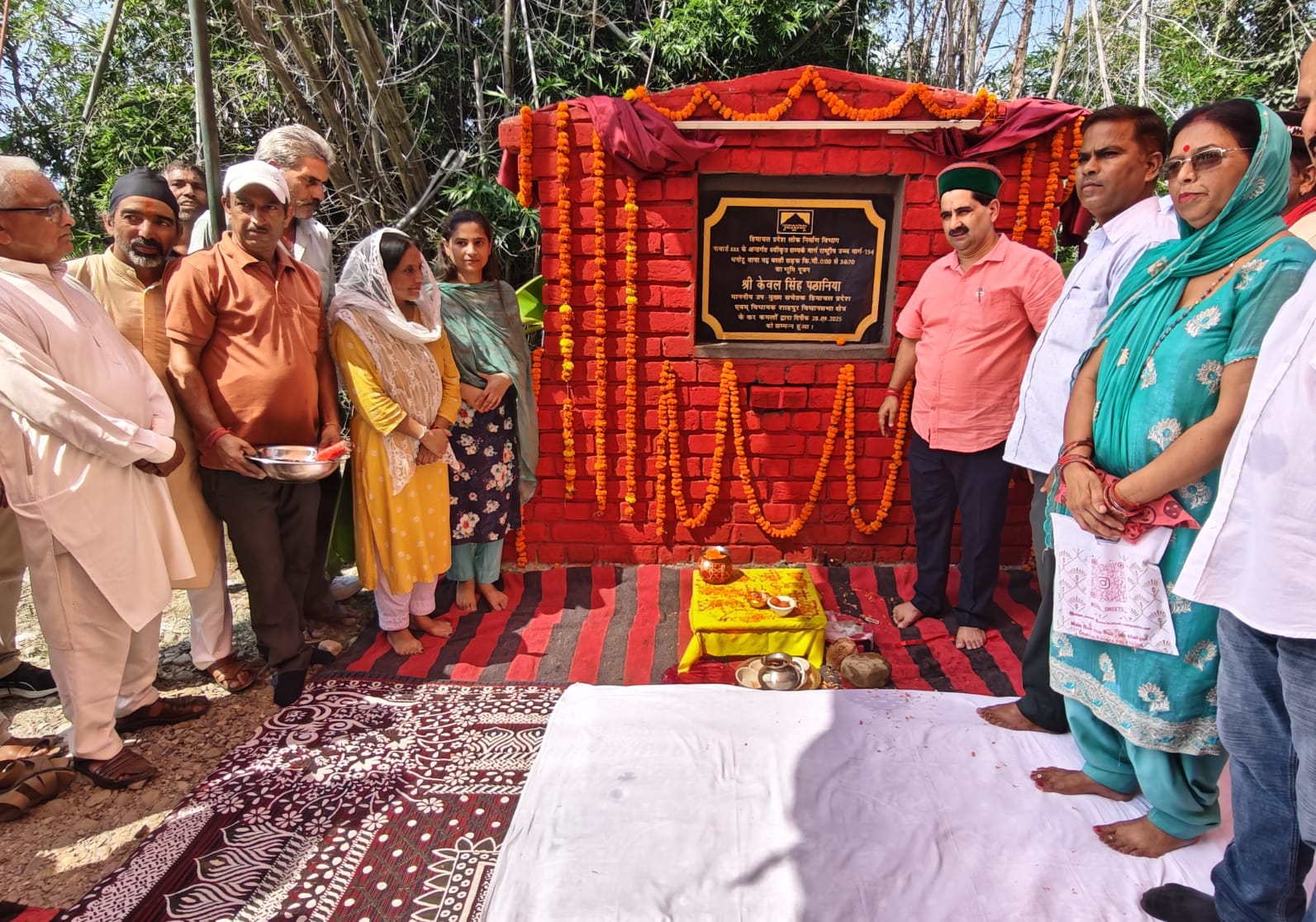 सड़क का भूमिपूजन करते हुए केवल पठानिया।