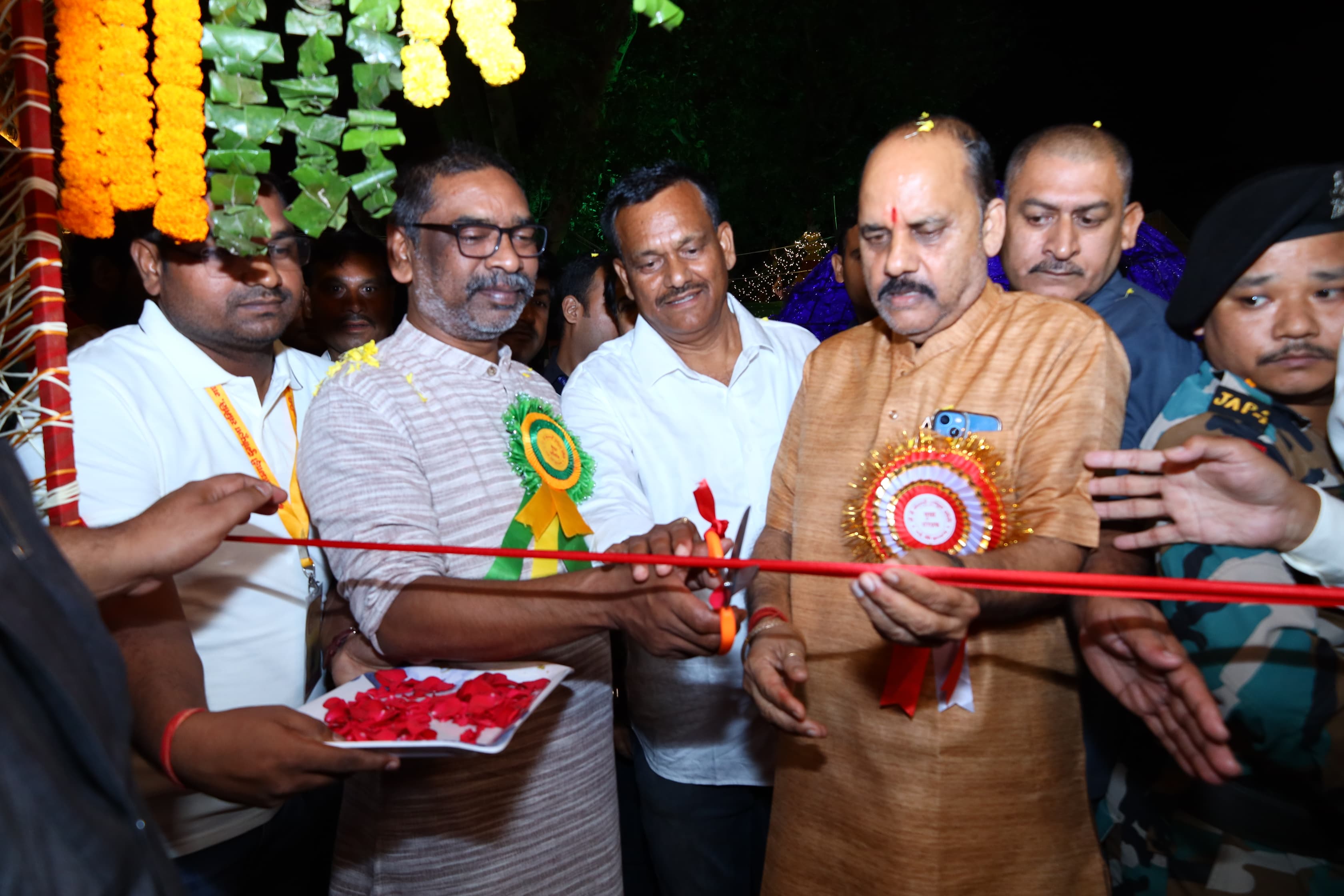 पंडाल का उद्घाटन करते मुख्यमंत्री हेमंत सोरेन पंडाल का उद्घाटन करते मुख्यमंत्री हेमंत सोरेन