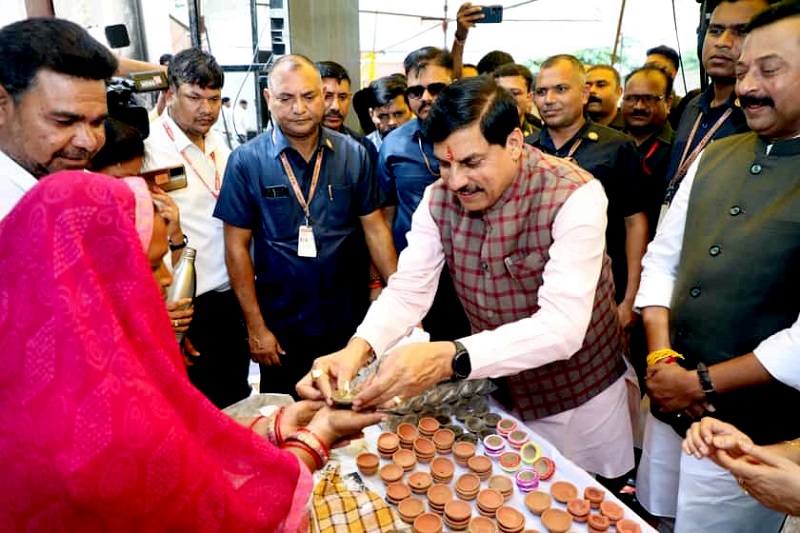 मुख्यमंत्री डॉ. मोहन यादव ने स्व सहायता समूह की दीदियों के बनाए उत्पादों का अवलोकन किया मुख्यमंत्री डॉ. मोहन यादव ने स्व सहायता समूह की दीदियों के बनाए उत्पादों का अवलोकन किया