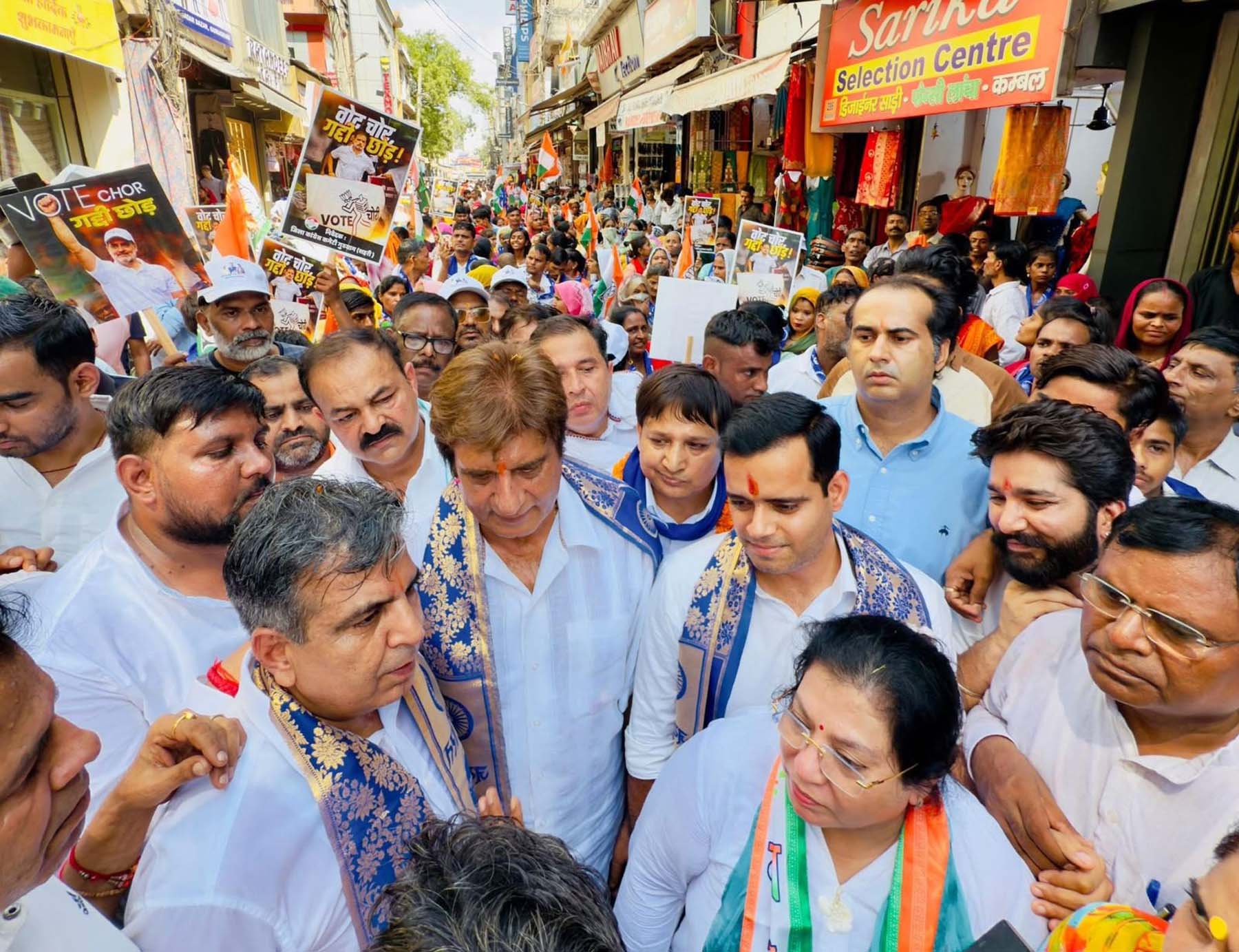 गुरुग्राम में कांग्रेस की ओर से वोट चोर गद्दी छोड़ अभियान के तहत हस्ताक्षर अभियान में शामिल पूर्व सांसद राज बब्बर, जिला शहरी अध्यक्ष पंकज डावर व अन्य। गुरुग्राम में कांग्रेस की ओर से वोट चोर गद्दी छोड़ अभियान के तहत हस्ताक्षर अभियान में शामिल पूर्व सांसद राज बब्बर, जिला शहरी अध्यक्ष पंकज डावर व अन्य।