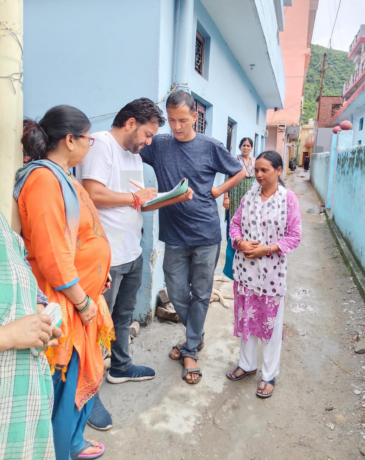 राशन कार्ड सत्यापन अभियान सर्वे करते पूर्ति विभाग के कर्मचारी