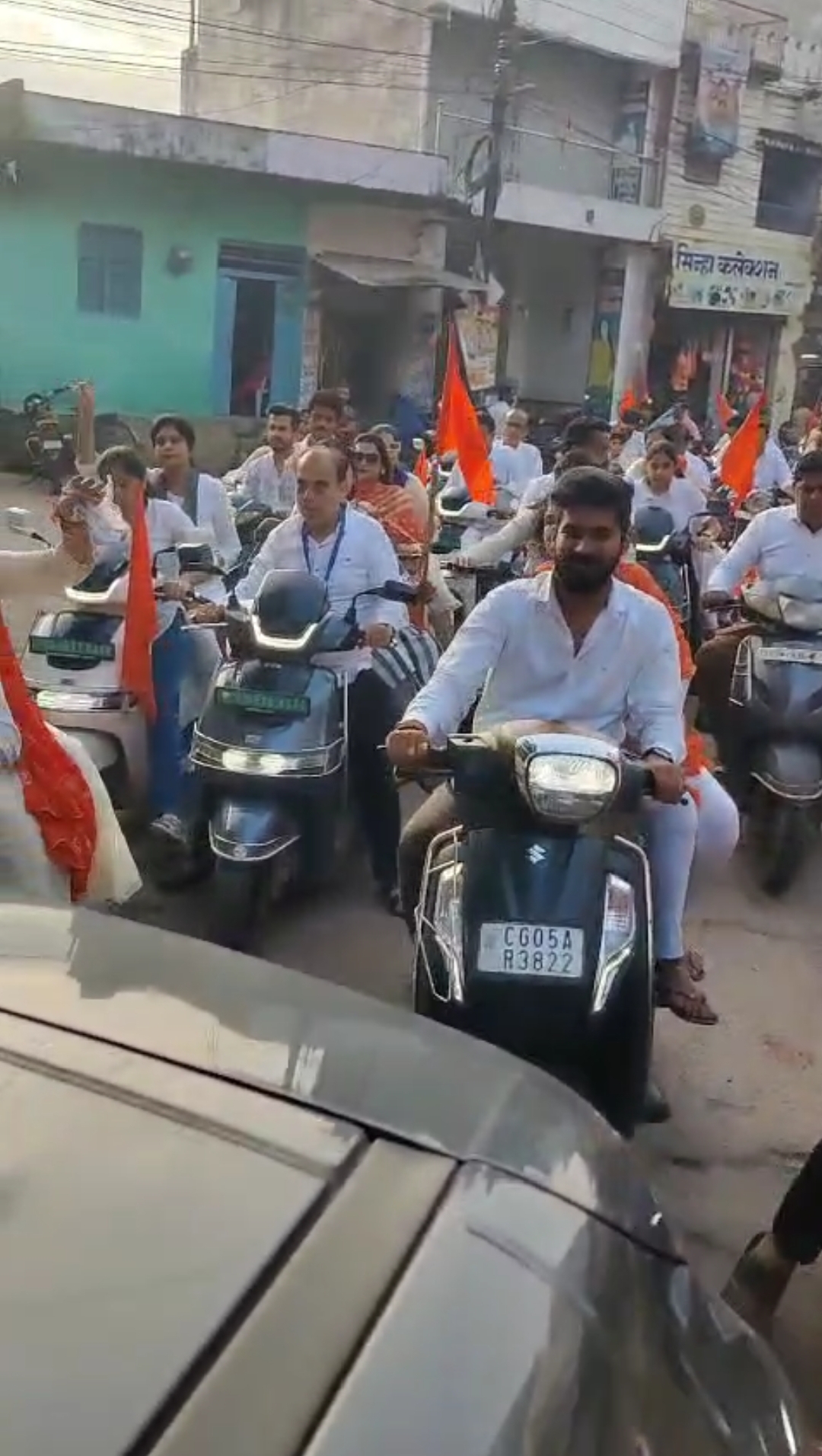 शहर में निकाली गई स्कूटर रैली। शहर में निकाली गई स्कूटर रैली।