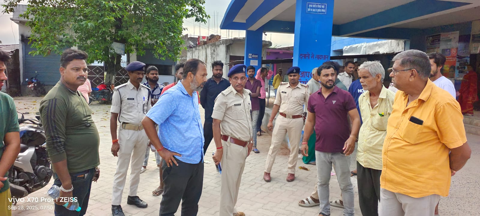 अररिया फोटो:फारबिसगंज अनुमंडलीय अस्पताल में एसडीपीओ और अन्य अररिया फोटो:फारबिसगंज अनुमंडलीय अस्पताल में एसडीपीओ और अन्य