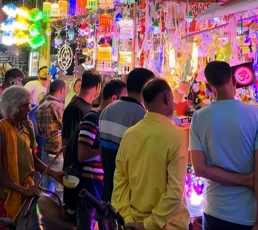 बाजार में मौजूद ग्राहकों की भीड़ बाजार में मौजूद ग्राहकों की भीड़