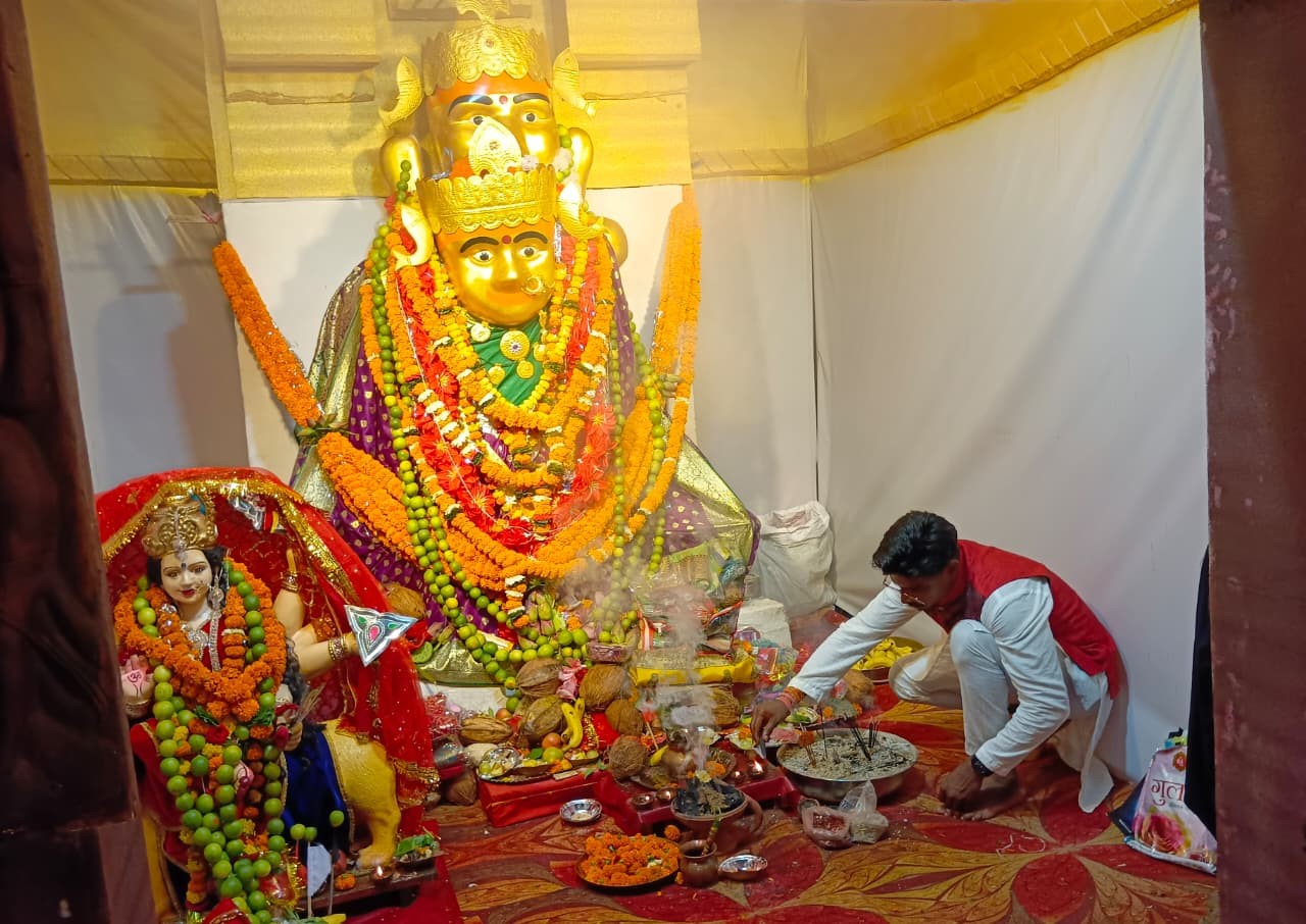 शहर के टिकरापारा में रतनपुर की महामाई की मूर्ति की प्रतिकृति तैयार की गई है। शहर के टिकरापारा में रतनपुर की महामाई की मूर्ति की प्रतिकृति तैयार की गई है।