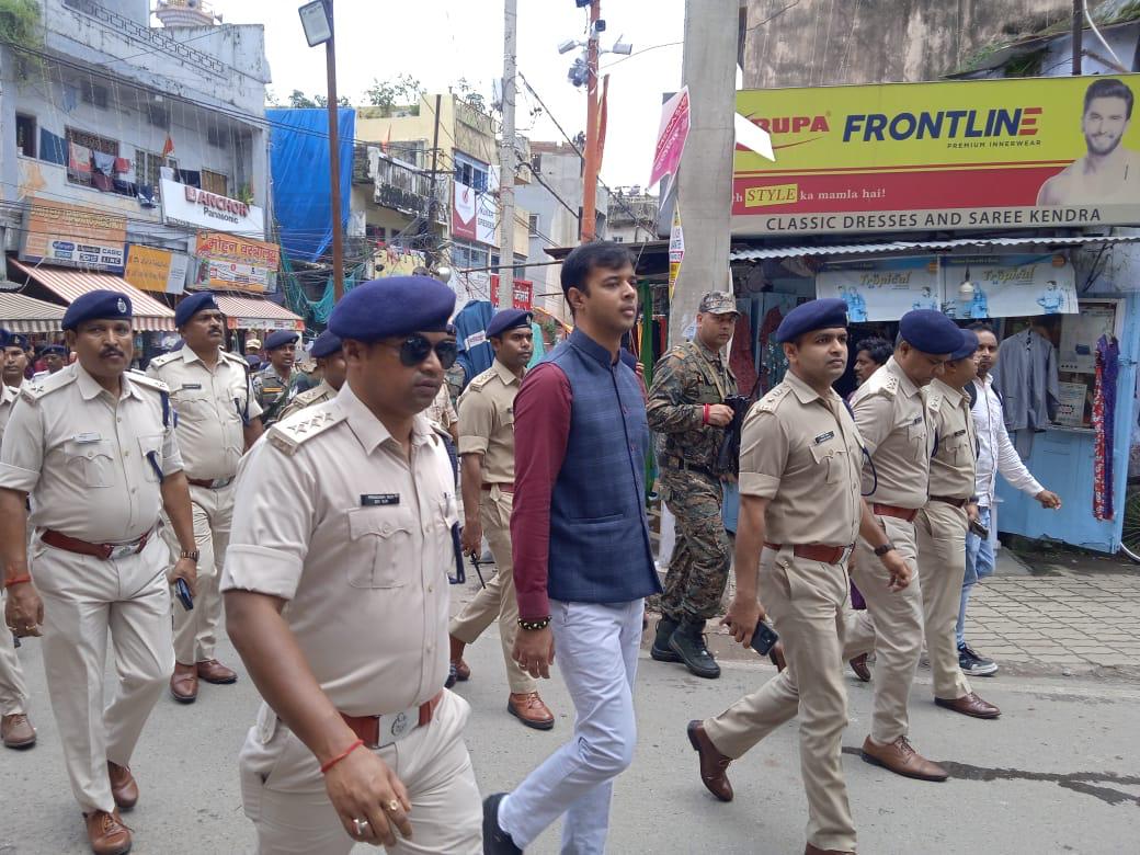 फ्लैग मार्च करते। एसडीओ, एसपी और अन्य फ्लैग मार्च करते। एसडीओ, एसपी और अन्य