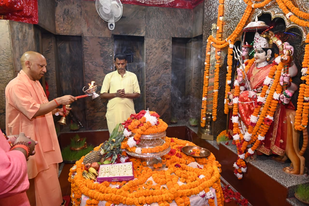 CM yogi Pujan karte huwe CM yogi Pujan karte huwe