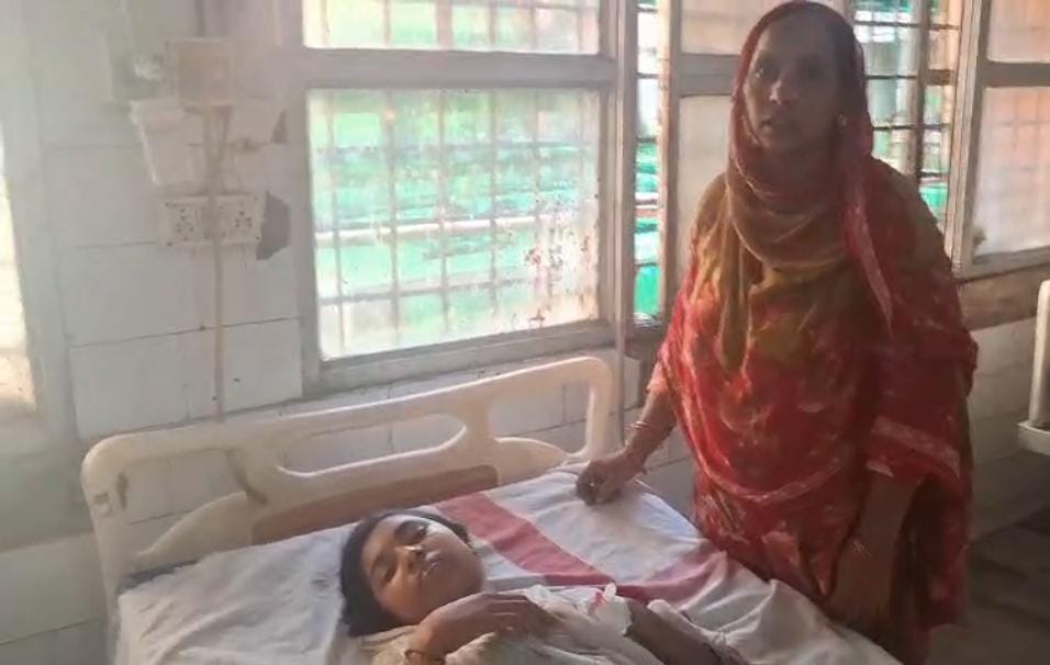 अस्पताल में इलाज कराते घायल