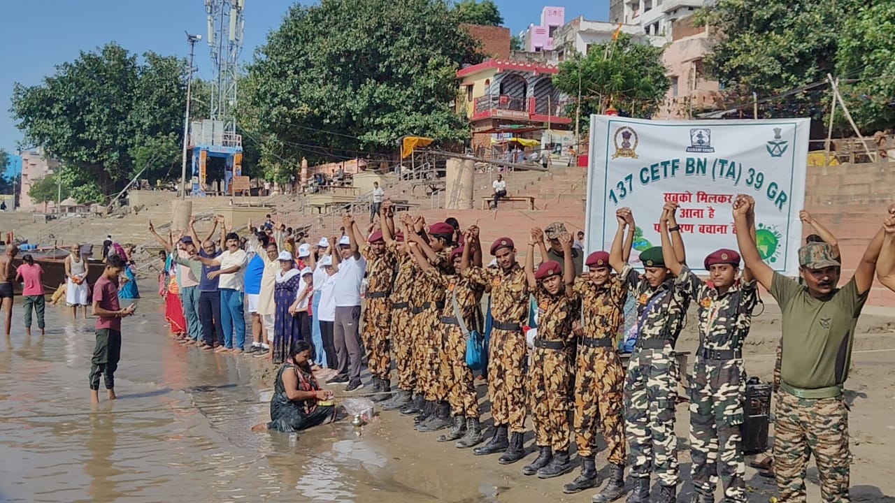 राजघाट पर वृहद स्वच्छता अभियान में मानव श्रृंखला