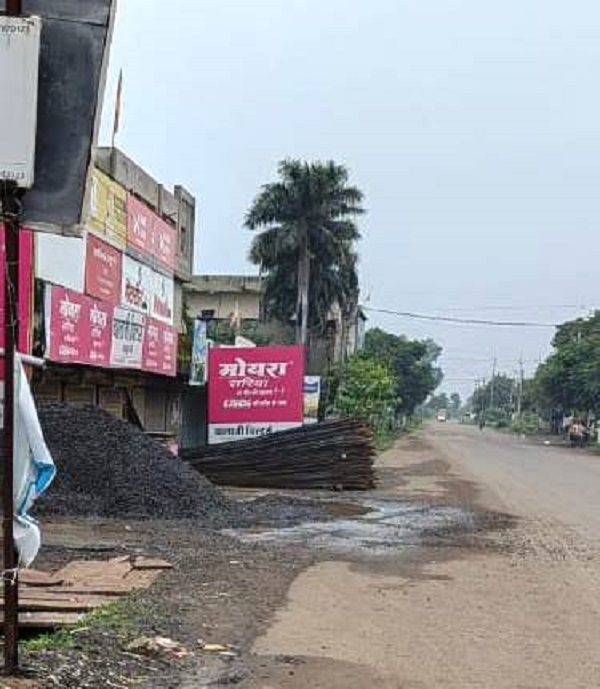 सड़क पर रखा मटेरियल बना सर दर्द सड़क पर रखा मटेरियल बना सर दर्द