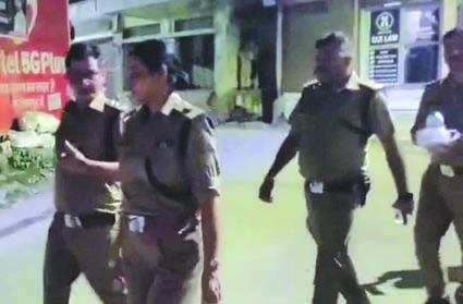 खालिद के घर जाती एसआईटी की टीम